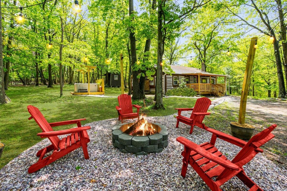 Modernized Log Cabin W Hot Tub Fire Pit & Views 伯克利斯普林斯 外观 照片