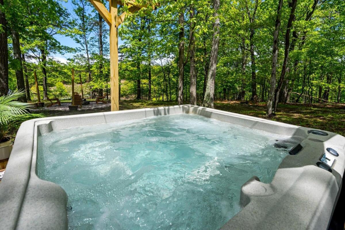 Modernized Log Cabin W Hot Tub Fire Pit & Views 伯克利斯普林斯 外观 照片
