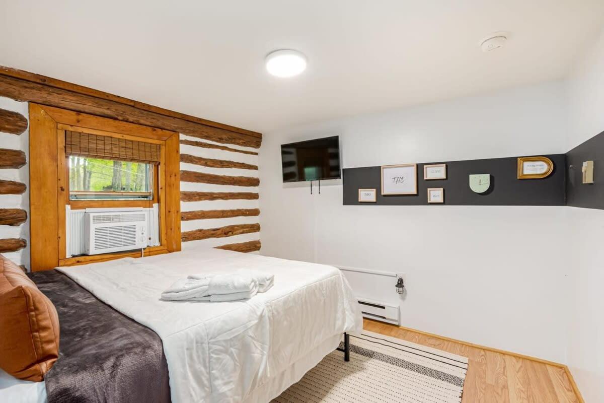 Modernized Log Cabin W Hot Tub Fire Pit & Views 伯克利斯普林斯 外观 照片