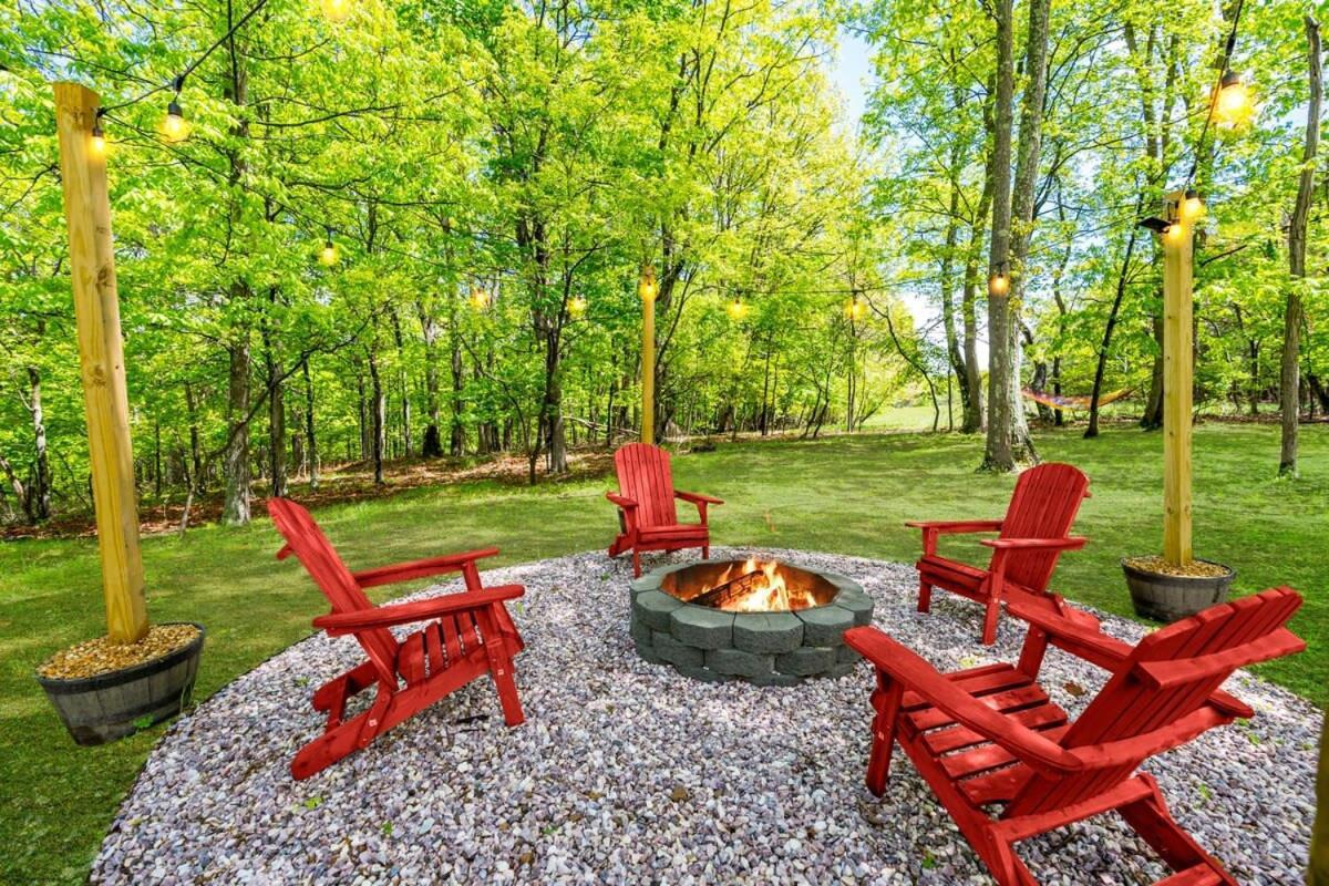 Modernized Log Cabin W Hot Tub Fire Pit & Views 伯克利斯普林斯 外观 照片